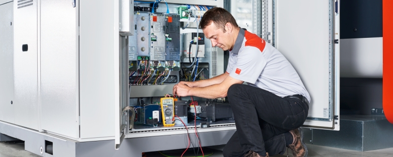 Técnico de reparación de máquinas láser