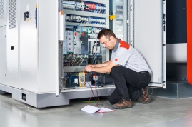 Técnico de reparación de máquinas láser