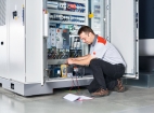 Técnico de reparación de máquinas láser