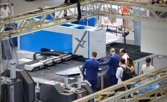 Proveedor de maquinaria para chapa con servicio técnico, instalación y asesoramiento técnico en toda España.