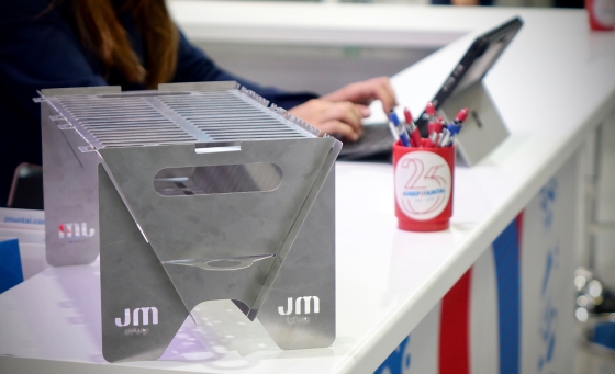 Empresa experta en tecnología industrial para el corte, plegado y desbarbado de metales.