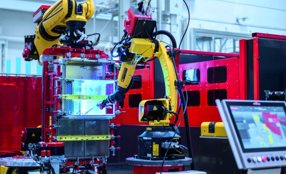 La célula de soldadura robotizada suelda la carcasa de aluminio del inversor